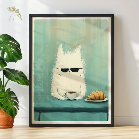 Weiße Katze mit Sonnenbrille und Kaffee und Croissant sitzt am Tisch in einem blauen Zimmer. Lustige Katzen Poster.
