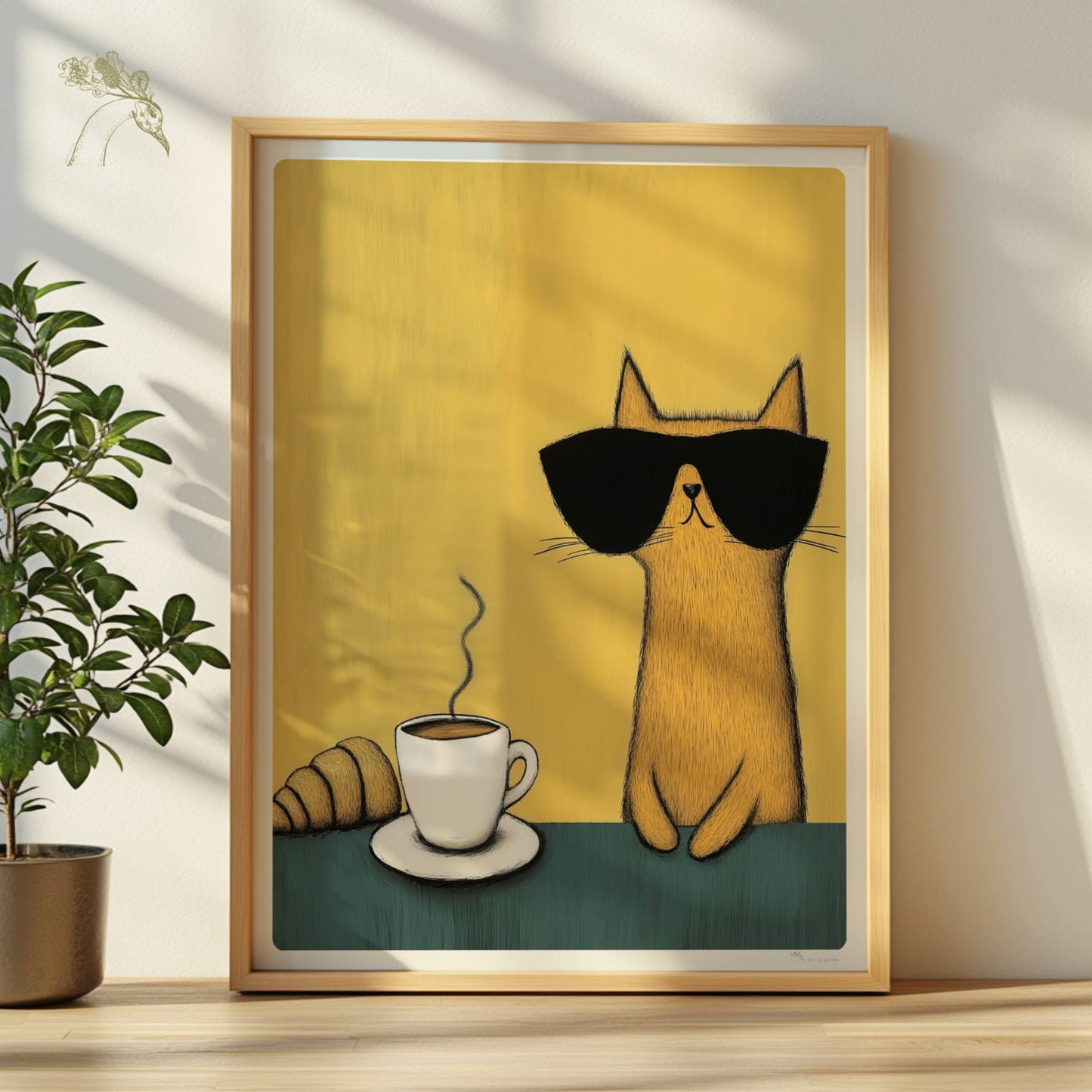 Rote Katze mit Sonnenbrille sitzt an einem Tisch mit Kaffee und Croissant