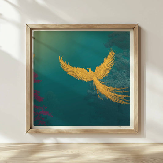 Goldener Phönix mit ausgebreiteten Flügeln, der aus dem Schatten über einen mystischen Wald fliegt, in kräftigen Türkis- und Grüntönen.. Rahmen natur 30x30
