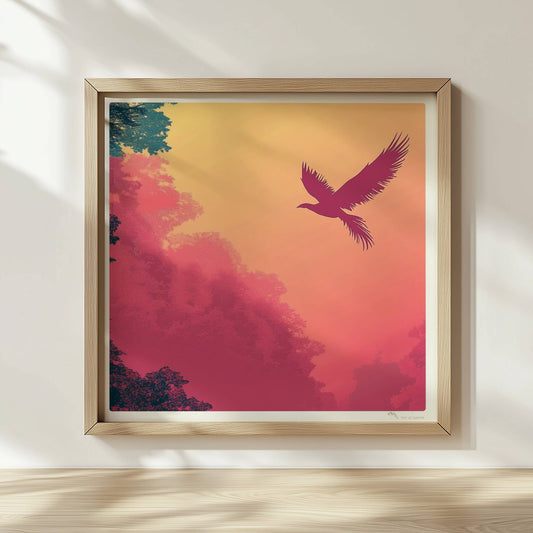 Stilisierter Phönix fliegt über nebeligen, pastellfarbenen Bäumen im Sonnenaufgang – harmonische Farben von Rosa bis Gelb.. Rahmen natur 30x30