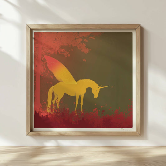 Goldenes Einhorn mit feenhaften Schmetterlingsflügeln steht im roten Märchenwald bei Sonnenaufgang.. Rahmen natur 30x30