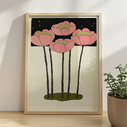 Fünf stilisierte rosa Mohnblumen mit gelben Zentren und langen schwarzen Stielen vor einem minimalistischen weißen und schwarzen Hintergrund – moderne Flower Arts Illustration.. Rahmen natur 30x40