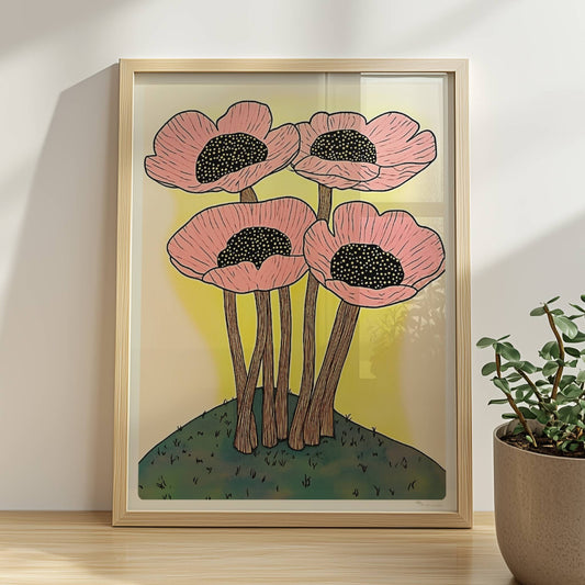 Fünf große stilisierte rosa Mohnblumen mit schwarzen Zentren und gelben Stielen auf einem Hügel vor einem weichen gelben Hintergrund – dekorative Flower Arts Illustration.. Rahmen natur 30x40