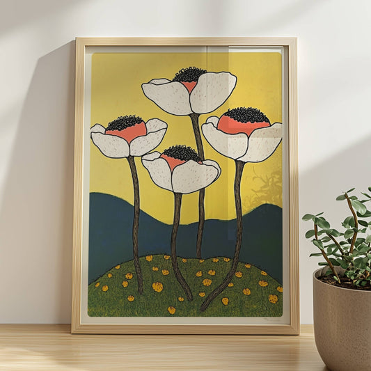 Vier weiße und rosa Mohnblumen mit schwarzen Zentren und langen schwarzen Stielen auf einem grünen Hügel mit gelben Blüten, vor gelbem Himmel und blauen Hügeln – moderne Flower Arts Illustration.. Rahmen natur 30x40