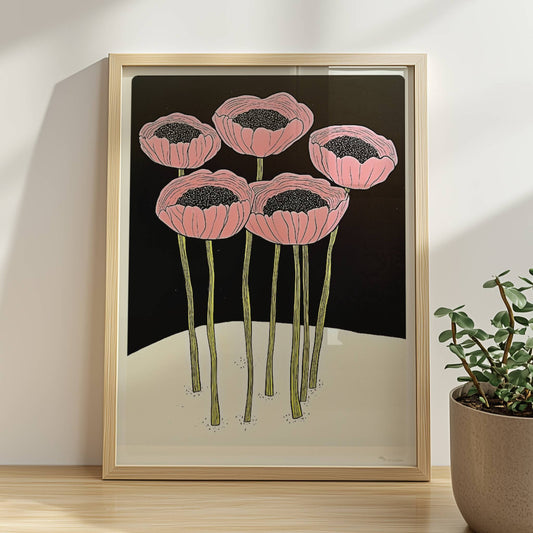 Fünf stilisierte rosa Mohnblumen mit schwarzen Zentren und langen gelben Stielen vor einem kontrastreichen schwarzen und weißen Hintergrund – moderne Flower Arts Illustration.. Rahmen natur 30x40