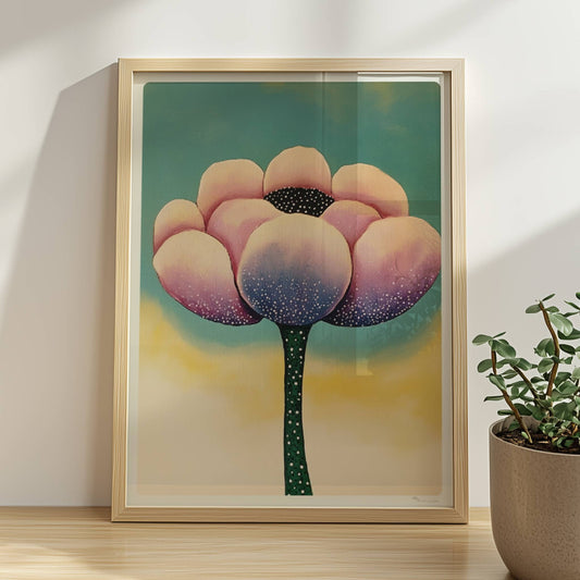 Große stilisierte Blüte in Rosa und Lila mit weißen Punkten und dunklem Zentrum auf einem weichen gelb-blauen Verlaufshintergrund – künstlerische Flower Arts Illustration.. Rahmen natur 30x40