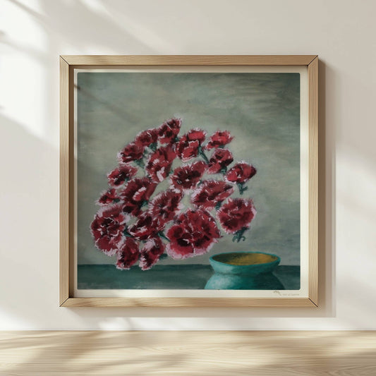 Fliegende rote Nelken in grüner Vase vor grauem Hintergrund.. Rahmen natur 30x30