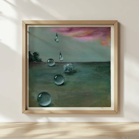 Schwebende Glastropfen vor dramatischer Wolke in Landschaft.. Rahmen natur 30x30