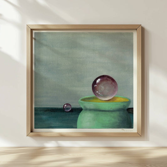 Schwebende Glaskugel über grüner Schale, minimalistische Szene.. Rahmen natur 30x30