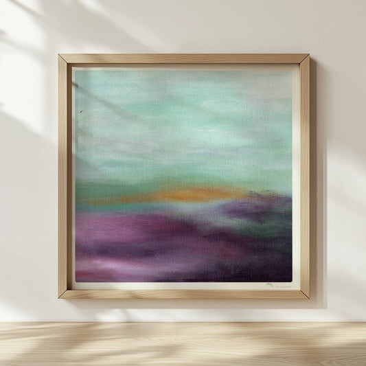 Emotionale Himmelsszene mit pastellfarbenen Wolken in Violett, Türkis und Orange.. Rahmen natur 30x30