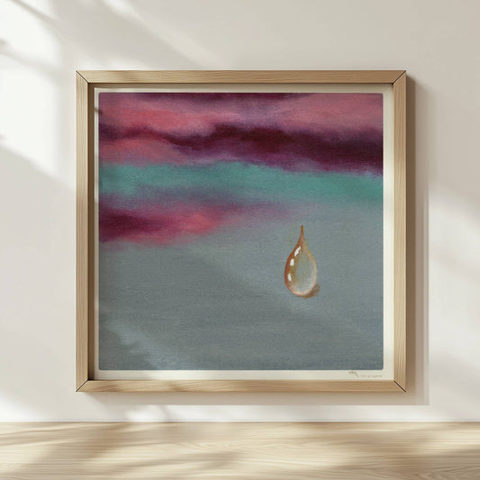 Goldener Tropfen vor dramatischem Himmel in Violett und Türkis.. Rahmen natur 30x30