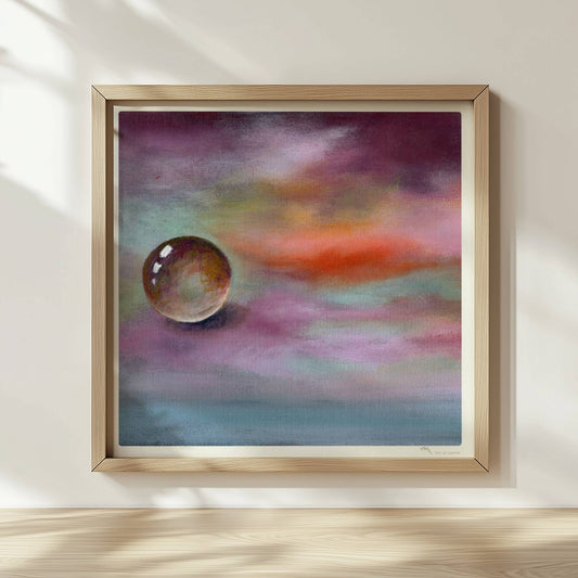 Schwebende Glaskugel vor farbenfrohem Himmel in Lila und Orange.. Rahmen natur 30x30