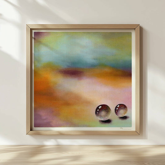 Zwei Glaskugeln auf farbigem Hintergrund mit weichen Verläufen.. Rahmen natur 30x30