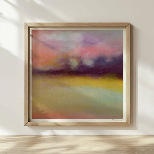 Abstrakte Wolkenformationen mit weichen Farbverläufen in Violett, Rosa und Gelb.. Rahmen natur 30x30