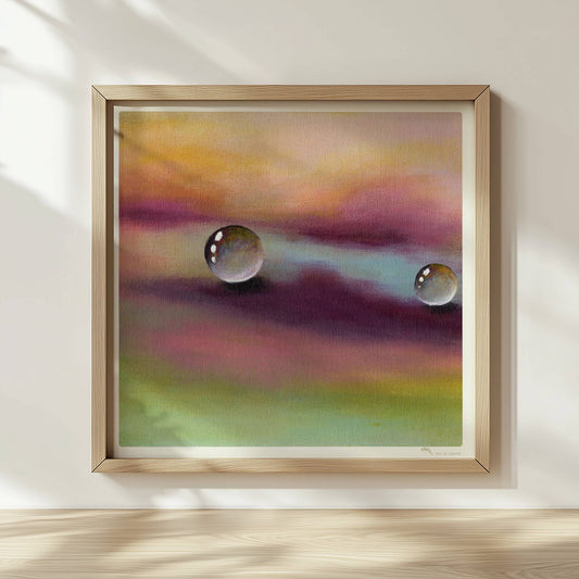 Zwei Glastropfen schweben über violettem und gelbem Himmel, surreal.. Rahmen natur 30x30