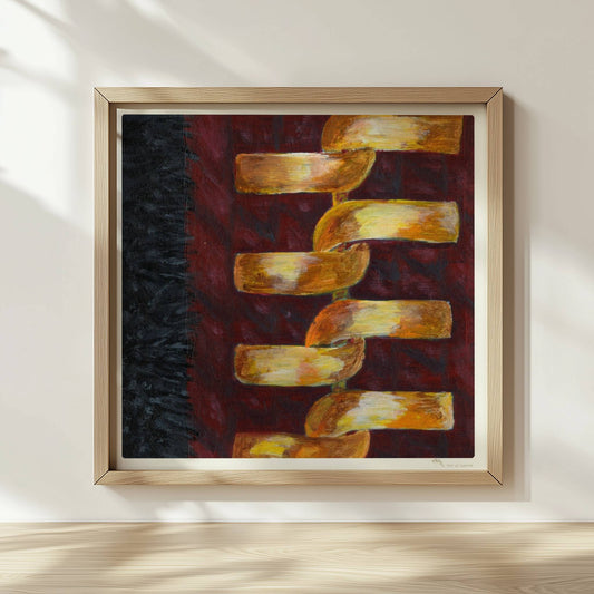 Goldene abstrakte Kette auf rotem Stoffhintergrund – modisch und modern.. Rahmen natur 30x30