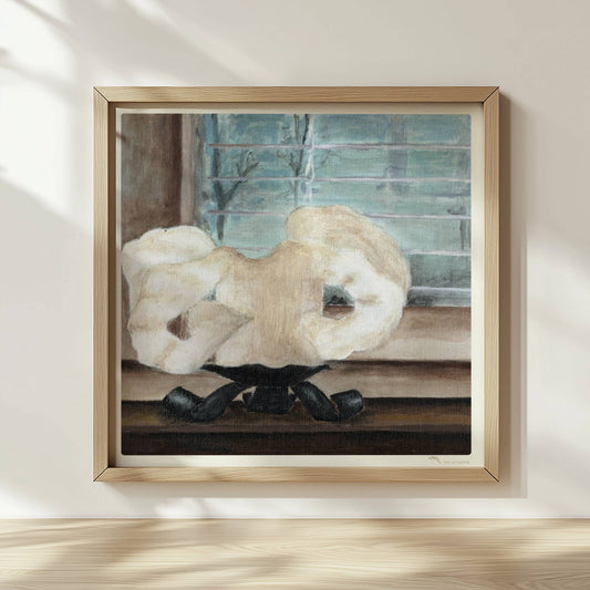 Große geschmolzene Kerze auf Fensterbank – stimmungsvolle Innenkunst.. Rahmen natur 30x30