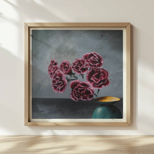 Türkise Vase mit Nelken – surreale Blumenkomposition in dunkler Innenraumszene.. Rahmen natur 30x30