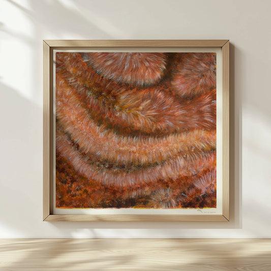 Nahaufnahme einer rotbraunen Kunstfellstruktur mit organischer Spiralform und samtigem Glanz.. Rahmen natur 30x30