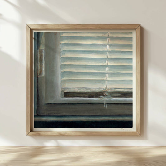 Detailaufnahme eines Fensters mit geschlossenen weißen Jalousien, subtiler Lichteinfall und sanfte Blautöne.. Rahmen natur 30x30