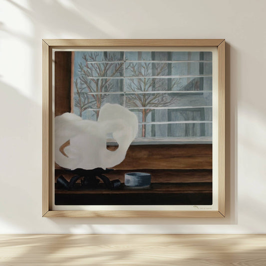 Große geschmolzene weiße Kerze auf Fensterbank vor Jalousien, mit Blick auf kahle Winterbäume und urbane Szenerie.. Rahmen natur 30x30