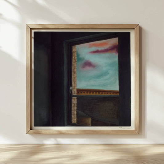 Dunkler Innenraum mit offener Fensteröffnung, Blick auf Ziegelwand, Dachlandschaft und Himmel mit violetten Wolken.. Rahmen natur 30x30