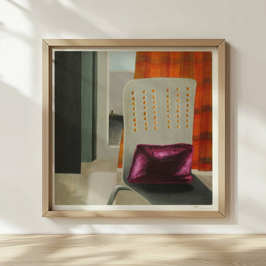 Innenraum mit Stuhl und violettem Kissen vor orange kariertem Vorhang, Blick durch Türöffnung ins Freie.. Rahmen natur 30x30