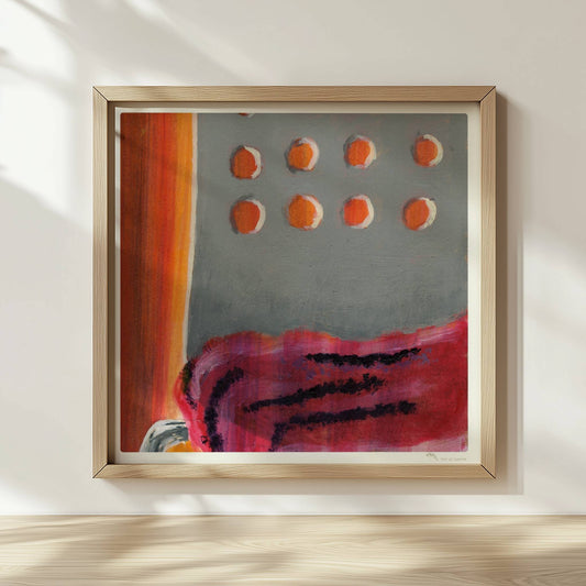 Detailansicht eines modernen Stuhls mit transparenter roter Stofflage und grauer Lehne mit runden Öffnungen.. Rahmen natur 30x30