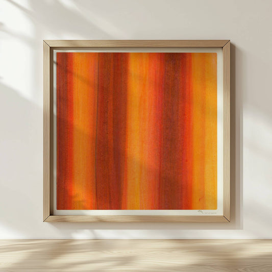 Vertikale Streifen in leuchtendem Orange, Rot und Gelb erzeugen eine abstrakte Wandwirkung mit Wärme und Energie.. Rahmen natur 30x30