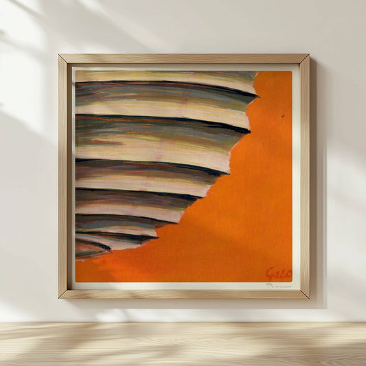 Papierlaterne mit horizontalen Schichten in Beige, Blau und Violett vor einem leuchtend orangen Hintergrund.. Rahmen natur 30x30