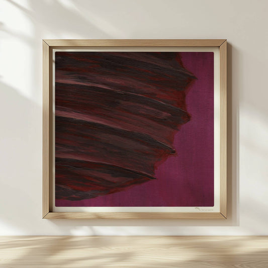 Dunkle Papierlaterne mit violett-roten Schichten vor einem kräftig lila Hintergrund – minimalistisch und kraftvoll.. Rahmen natur 30x30