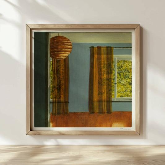 Warmer Innenraum mit Papierlaterne, gemusterten Gardinen und Sonnenlicht – Lisa's Zimmer in goldgrünem Licht.. Rahmen natur 30x30