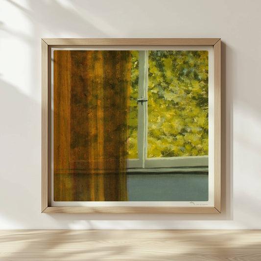 Detailansicht von goldenem Vorhang vor grünem Baum durch ein Fenster – Lichtspiel und Textur.. Rahmen natur 30x30