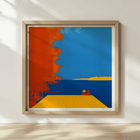 Zwei Personen auf einem Steg mit Blick auf einen leuchtend blauen See, flankiert von herbstlichen orangefarbenen Bäumen.. Rahmen natur 30x30