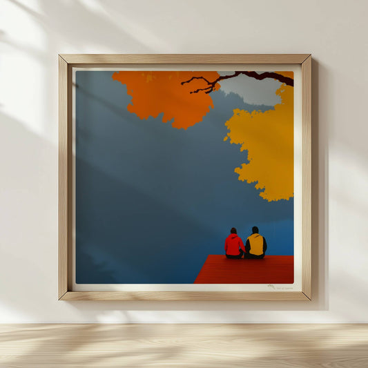 Zwei Personen sitzen auf einem roten Steg an einem nebligen See, überragt von herbstlich orange-gelben Baumkronen.. Rahmen natur 30x30