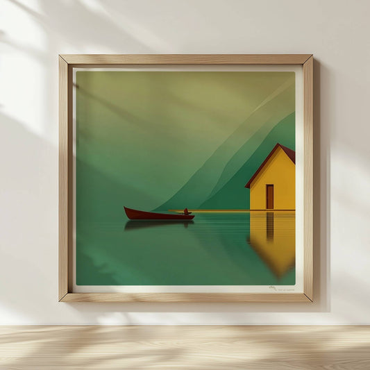 Gelbes Haus am stillen See mit kleinem Fischerboot und Spiegelung vor grünen Bergen im Morgennebel.. Rahmen natur 30x30