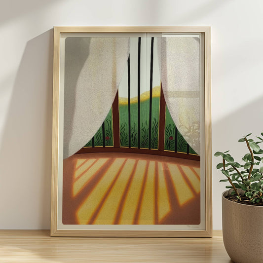 Fenster mit weißen Vorhängen, Sonnenlicht, das auf den Boden fällt, und grünem Gartenblick – friedliche Wohnraumatmosphäre.. Rahmen natur 30x40