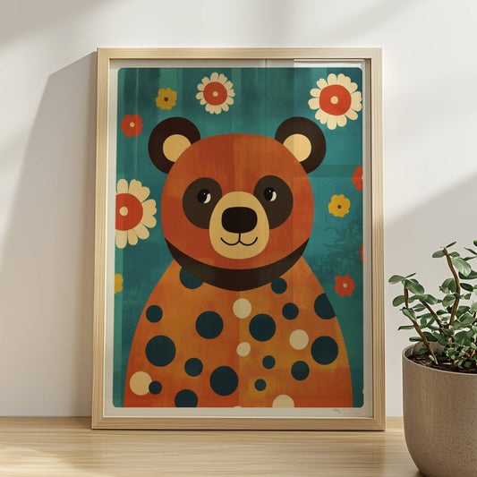 Fröhlicher Bär mit großen Punkten und Blumenhintergrund, verspieltes Tierbild im Retro-Stil.. Rahmen natur 30x40