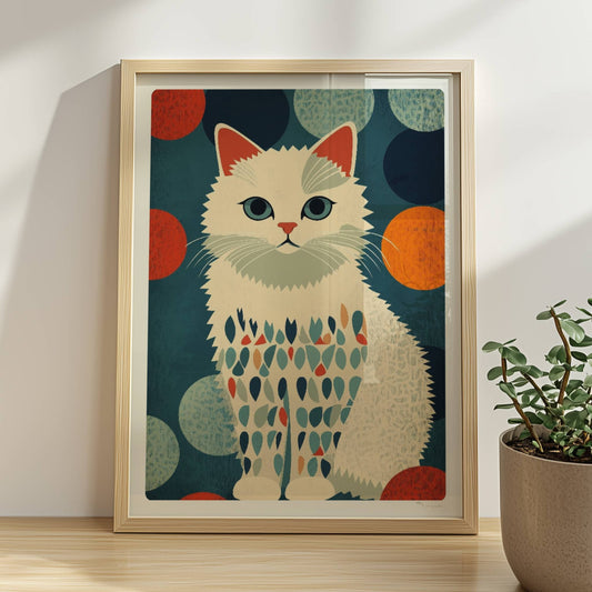 Brave weiße Katze mit bunten Fellflecken – freundliches Katzenmotiv.. Rahmen natur 30x40