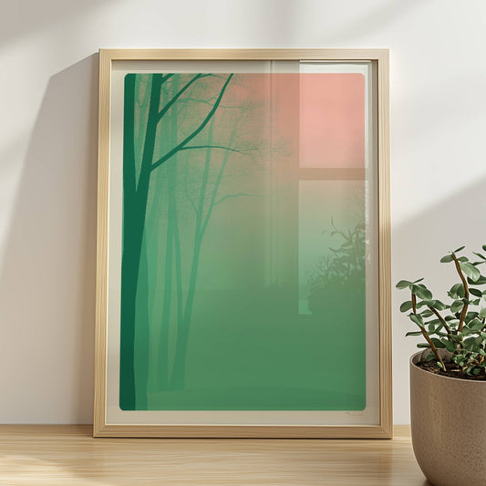 Morgennebel im Wald mit zartem Lichtspiel.. Rahmen natur 30x40