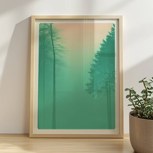 Stille Waldsilhouetten im Frühnebel.. Rahmen natur 30x40
