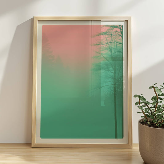 Waldlandschaft mit Bäumen im pinkgrünen Nebel.. Rahmen natur 30x40