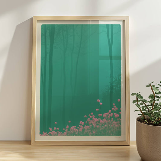 Waldszene mit rosa Blumen im Vordergrund.. Rahmen natur 30x40