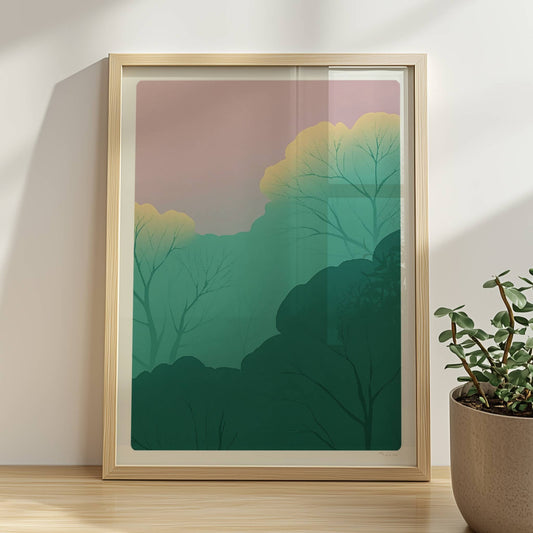 Waldlandschaft mit leuchtenden Baumkronen und Pastellhimmel.. Rahmen natur 30x40