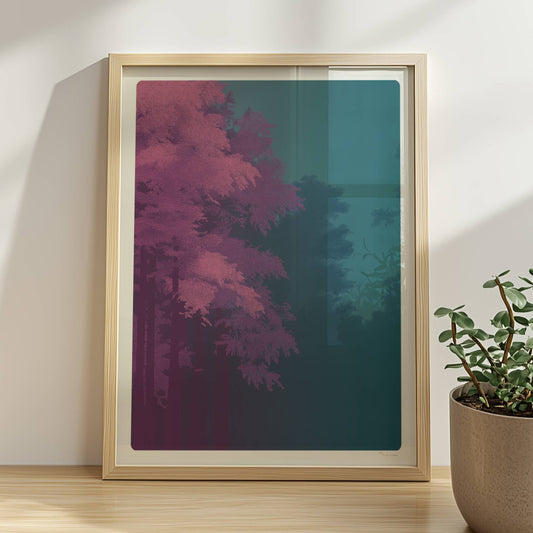 Waldlandschaft mit kräftig rosa Bäumen und dunklem Hintergrund.. Rahmen natur 30x40
