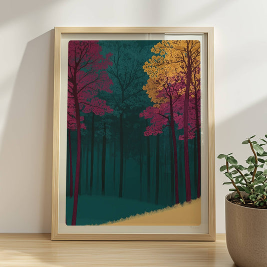 Waldhang mit kräftig rosa und gelben Bäumen.. Rahmen natur 30x40