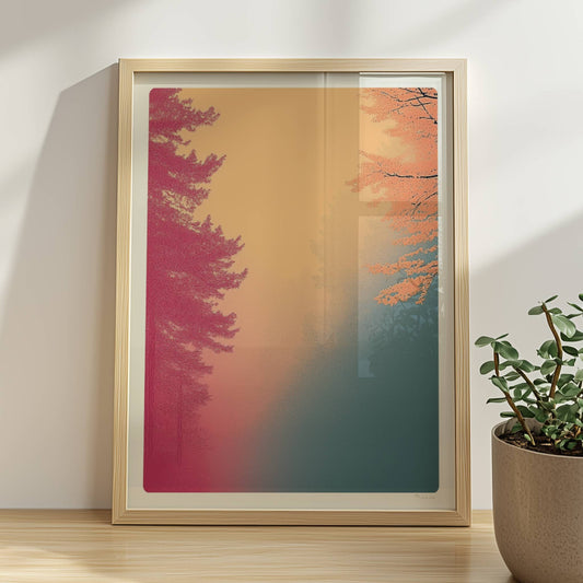 Morgenwald mit rosa und pfirsichfarbenem Nebel.. Rahmen natur 30x40