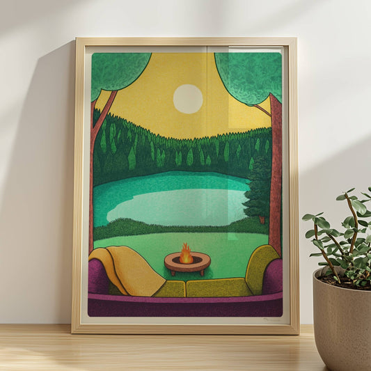 Blick vom Sofa auf den See mit ruhigem Wasser, entspannter Atmosphäre und sanften Farbtönen.. Rahmen natur 30x40