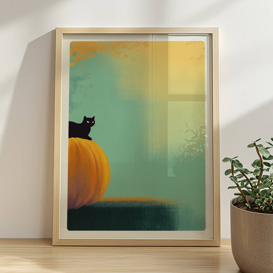 Schwarze Katze sitzt auf Kürbis im goldenen Licht, herbstliche Stimmung mit Wald im Hintergrund.. Rahmen natur 30x40