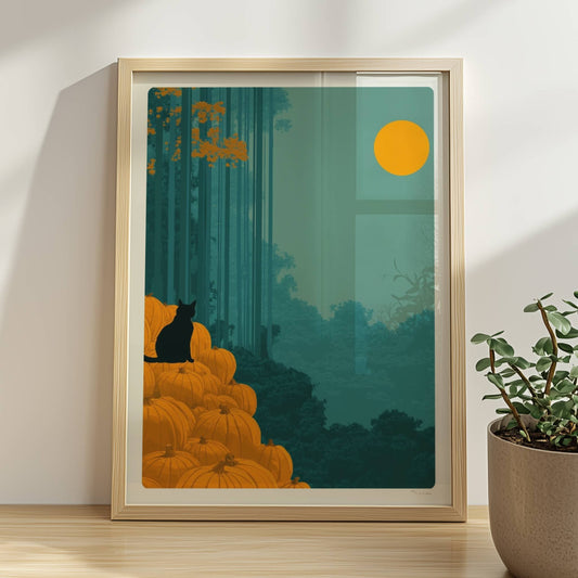 Schwarze Katze sitzt auf einem Kürbisberg im Wald unter einem gelb leuchtenden Mond.. Rahmen natur 30x40